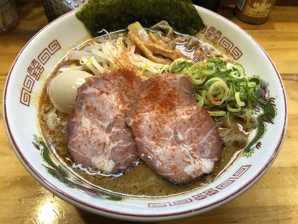 「辛いらぁめん大盛　味玉」@なるめんの写真