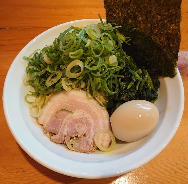 「油そば+味玉、九条ネギ(800円)」@黒王の写真