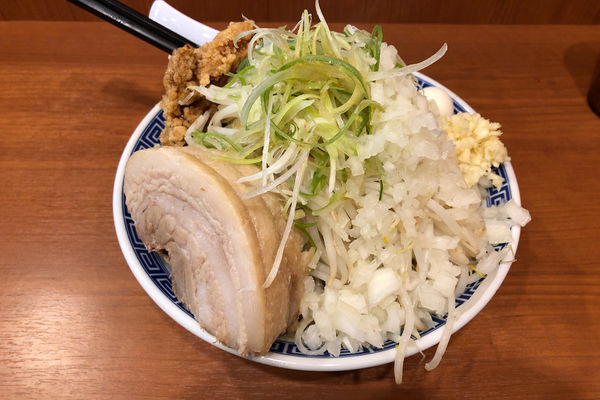 「特製ラーメン(並)950円+タマネギ50円」@びんびん豚 坂戸店の写真