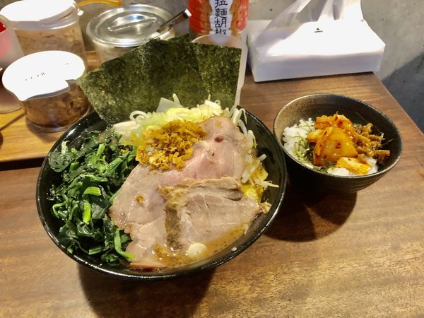 「中盛りラーメン、キムチまぶし」@家系ラーメン クックらの写真