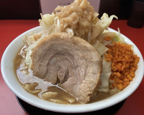 「ラーメン小　野菜ちょいマシ、ニンニク、アブラ、辛揚げ」@鷹の目 獨協大学前本店の写真