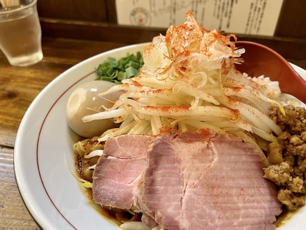 「辛味噌まぜそば 大盛 ＋ 味玉（サービス）」@東京味噌らーめん 鶉の写真