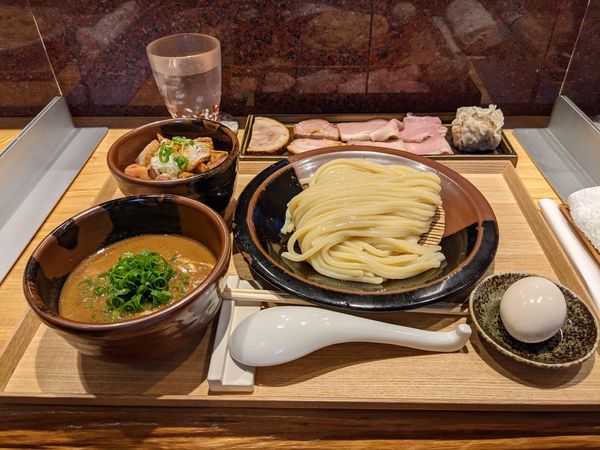 「つけめん（並）、特選全部乗せ、賄いご飯、半熟味玉」@中華蕎麦 とみ田の写真