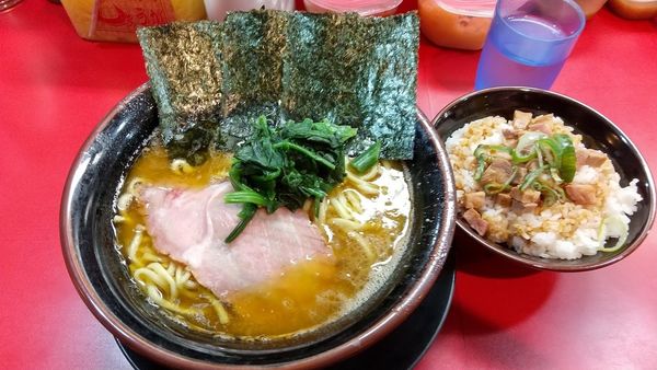 「中盛ラーメン+賄い飯（980円）」@家系ラーメン とらきち家の写真
