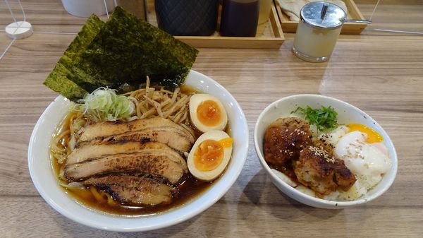 「特製醤油（1,030円）＋とろうま温玉つくね丼（350円）」@くじら食堂 nonowa東小金井店の写真