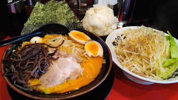 「旨辛ラーメン（醤油）+大盛り+きくらげ+もやキャベ」@横浜家系ラーメン 瑞穂 大和家の写真