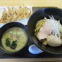 濃厚鶏つけめん（９５０円）＋特製鶏ぎょうざ４２０円