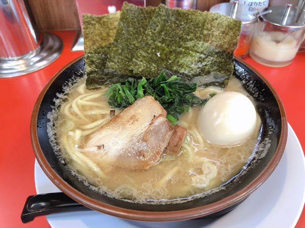 「豚骨醤油味玉ラーメン」@横浜ラーメン 丸子家 大山店の写真