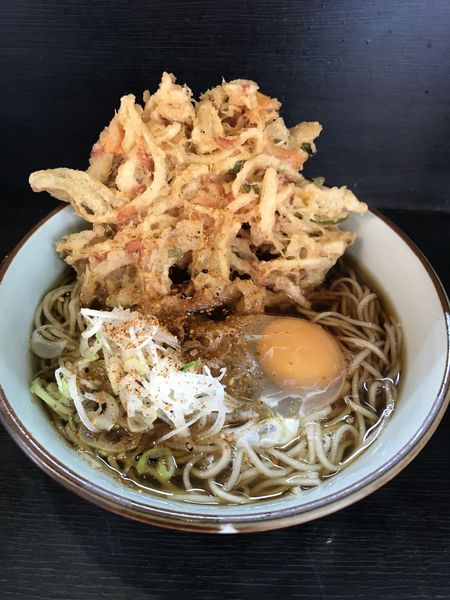 「かき揚げ ¥390 生卵サービス」@文殊 両国駅前店の写真