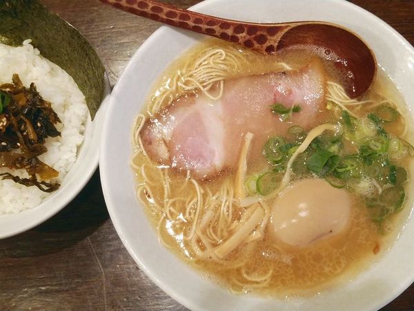 「博多らぁめん＋味付け玉子＋高菜ごはん」@麺処 むささんじんの写真