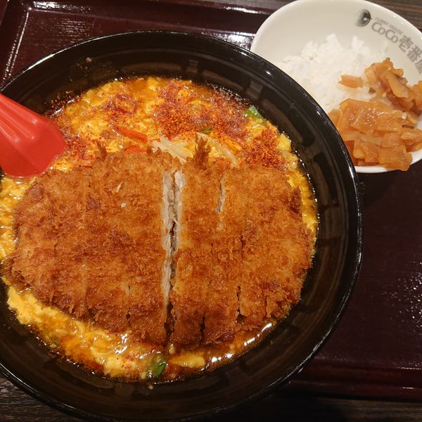 「カレー辛麺(辛)900円,手仕込みトンカツ471円,ライス」@カレーハウスCoCo壱番屋 沼田インター店の写真