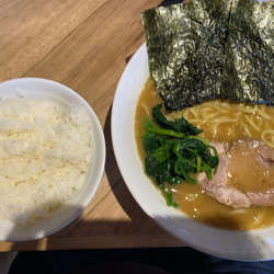 豚骨醤油ラーメン大盛り、ライス。