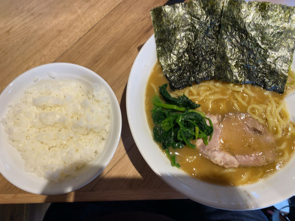 「豚骨醤油ラーメン大盛り、ライス。」@ラーメン フランキーの写真