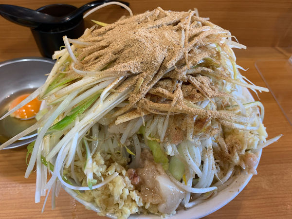 「小ラーメン　ニンニク　ヤサイ　アブラ　生姜　ねぎ　和風BB 生卵」@ラーメン二郎 八王子野猿街道店2の写真