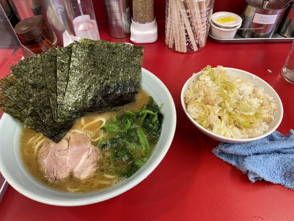 「ラーメン並とライス」@横浜家系ラーメン おうじ家の写真