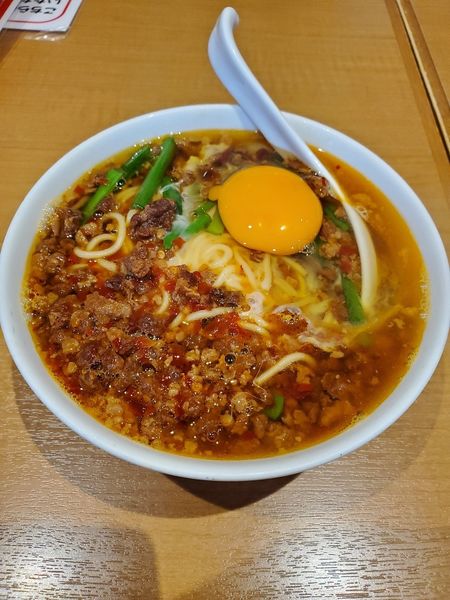 「台湾ラーメン(生玉子入り)」@味仙 JR名古屋駅店の写真