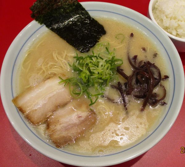 「本場博多ラーメン＋サービスごはん　650円」@本場博多ラーメン せまかっちゃん 神田店の写真