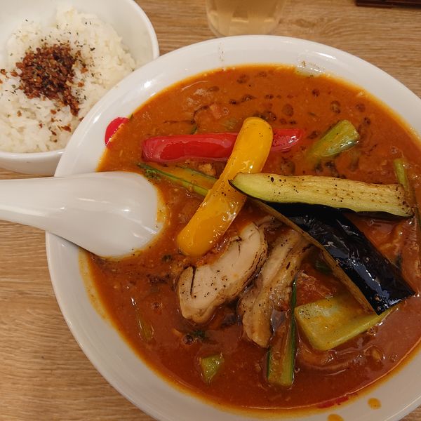 「太陽のトマトカレー麺(中辛)950円、らぁリゾ(無料)」@太陽のトマト麺 上野広小路支店の写真