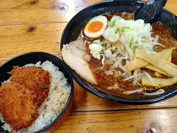 「魚介系みそラーメンかつ丼セット(並盛・150g)970円」@ラーメン焼肉 笑吉の写真