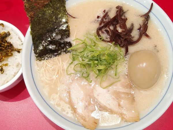 「本場博多ラーメン＋煮玉子」@本場博多ラーメン せまかっちゃん 神田店の写真