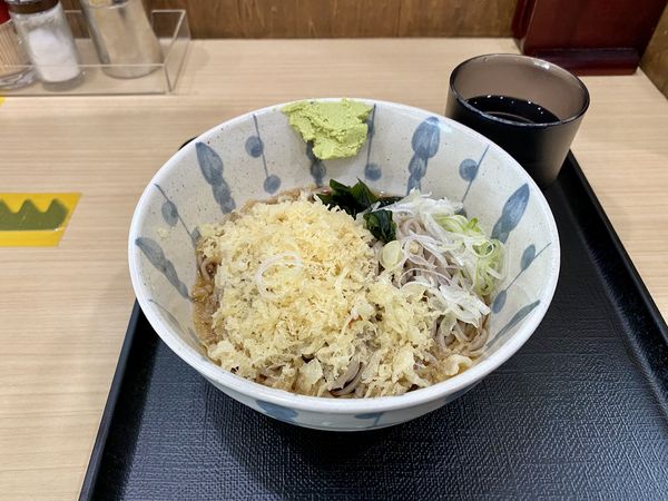 「冷やしたぬきそば410円」@狭山そば 西新宿五丁目店の写真