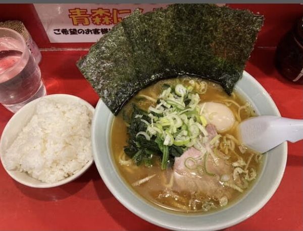 「ラーメン中盛り、味玉、ライス」@おーくら家 本店の写真