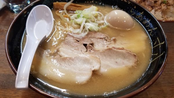 「得製屋台らあめん　大　縮れ麺」@らあめん 寸八 総本店の写真