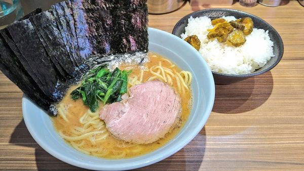 「ラーメン(味濃･麺硬)+海苔･ライス大(サービス)」@横浜らーめん渡来武 総本店の写真