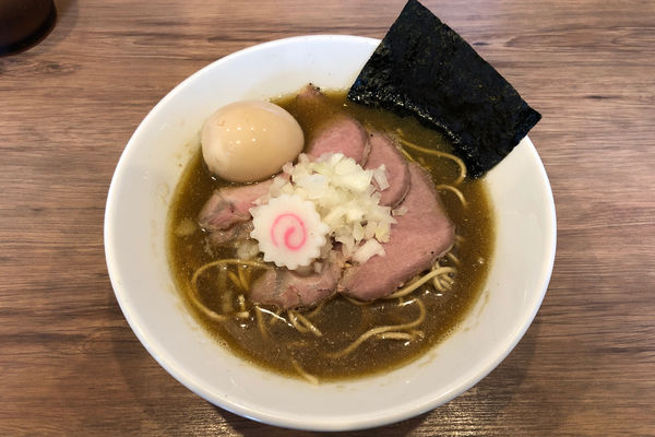 「【﻿限定】青森ｼｬﾓﾛｯｸ荒炊き煮干しそば990円+和風味玉」@煮干拉麺 小烏丸 問屋町店の写真