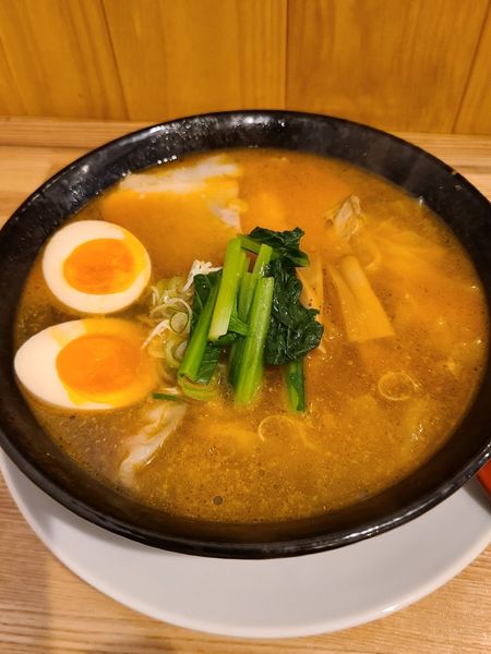 「スタミナワンタンメン(煮たまご入り)¥980」@ワンタンメンの満月 三鷹店の写真