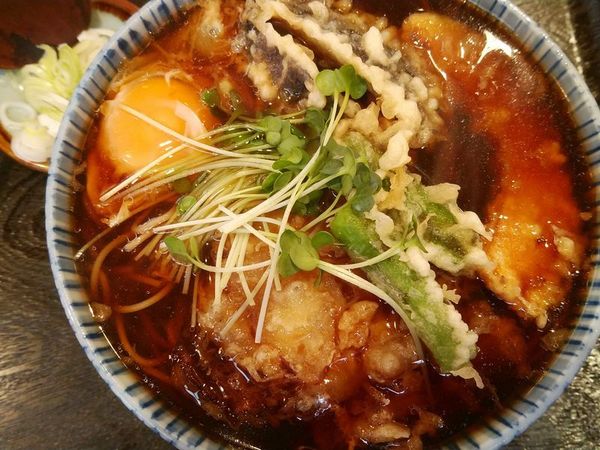 「野菜天ぷらそば＋生卵」@満留賀の写真