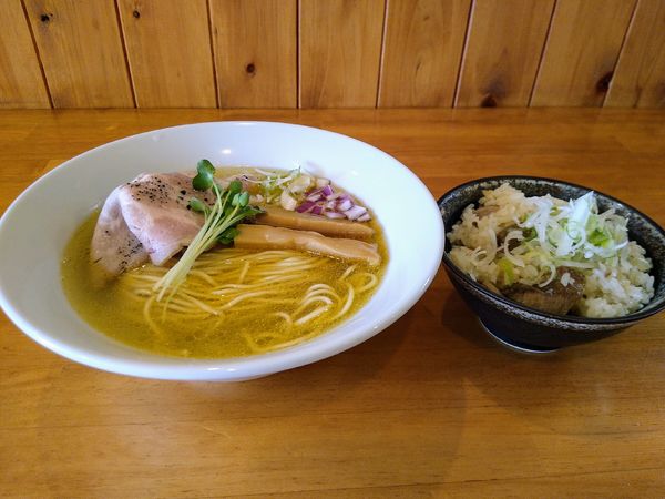 「しおらーめん 700円 チャーごはん 130円」@らーめん コッコの写真