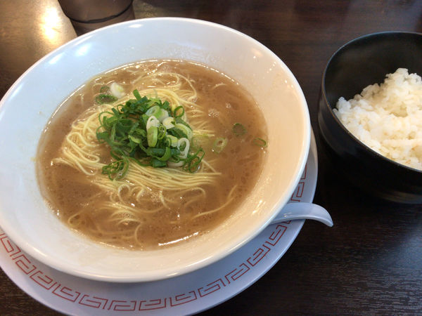「朝ラーメン(やわ)+半ライス 650円」@博多らーめん ひまわりの写真