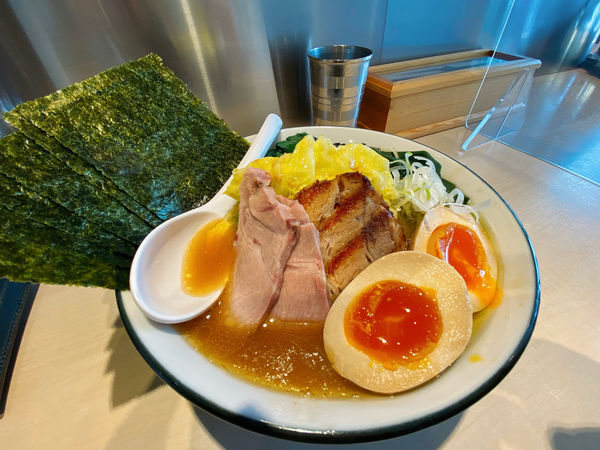 「ひなわラーメン￥950、キャベツ￥100」@地鶏豚骨らーめん ひなわの写真