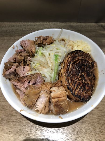 「ラーメン小　豚マシ＋炙り豚」@MEN YARD FIGHTの写真