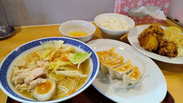「限定/桜えび塩ラーメン+唐揚げ+餃子+生たまご+ライス」@優勝軒 狭山店の写真