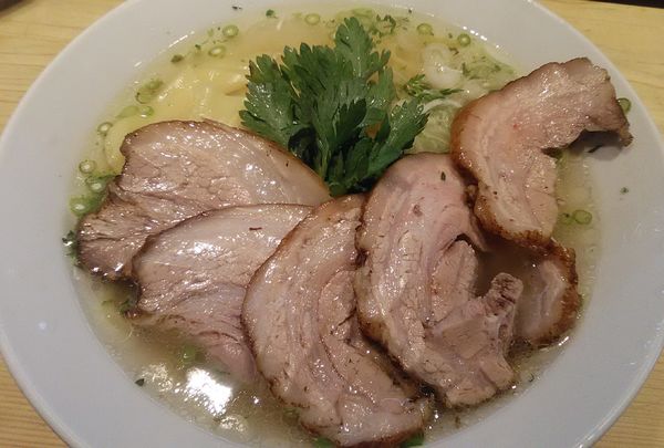 「チャーシュー入り塩ラーメン」@横濱元町 本丸亭 横浜店の写真