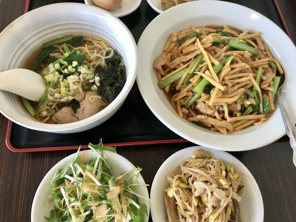 「（週替わりランチメニュー）豚肉のうま煮丼と半ラーメン￥880」@王朝飯店 新座店の写真