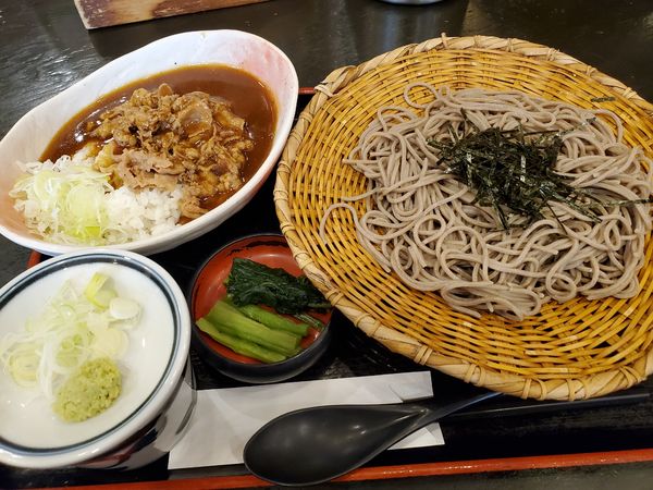 「牛カレー丼定食・冷そば」@信州そば処 そじ坊 晴海トリトンスクエア店の写真