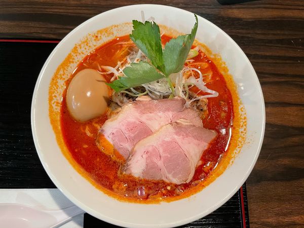 「七十二時間加哩麺　煮卵、豚レアチャーシュートッピング」@ラーメン まる五の写真