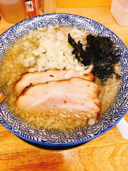 「背脂煮干しらー麺　玉ねぎトッピング」@麺屋 つるるの写真