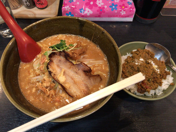 「ラーメン＆ミニドライカレー【1.050円】」@濃厚味噌らーめん ぶるんちょの写真
