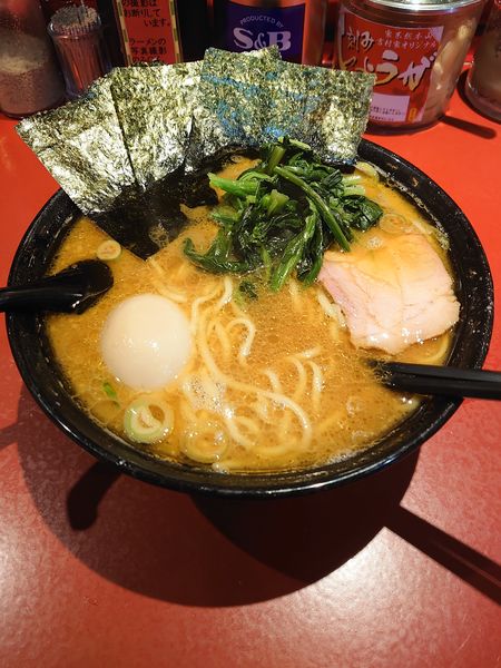 「ラーメン中盛り味玉」@厚木家の写真