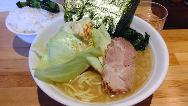 「キャベツラーメン&サービスライス」@横浜家系ラーメン おか家の写真
