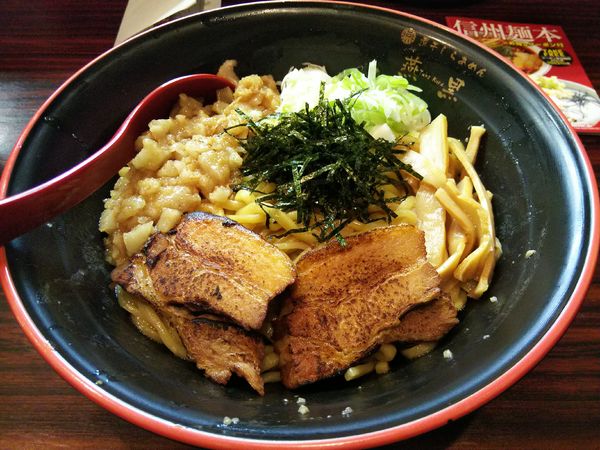 「【本日限定】汁なし油そば　：こってり　（大盛り：㋚券）」@煮干しらあめん 燕黒の写真