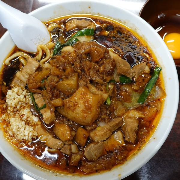 「スタ満ソバ 880円 + ポン生玉 60円（蒜・脂）」@元祖スタミナ満点らーめん すず鬼の写真