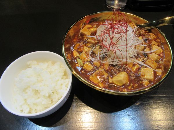 「炎の麻婆麺（オープン記念５００円）＋半ライス１００円」@茨谷園の写真