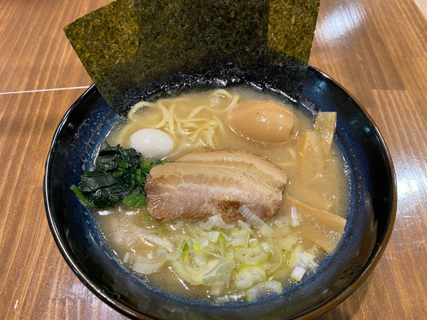 「醤油ラーメン(固め)+味玉840円」@横浜家系ラーメン いず三家の写真