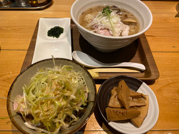 「貝出汁塩そば＋炙りチャーシュー葱ご飯」@新橋 纏 不動前店の写真