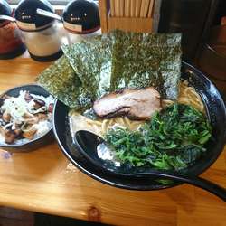 ラーメン中盛りほうれん草ミニチャーシュー丼